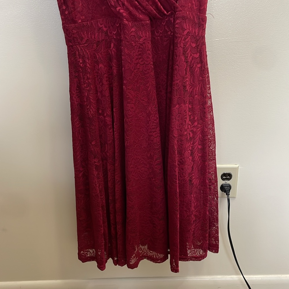 Dark red sleeveless lace dress. - Picture 3 of 6